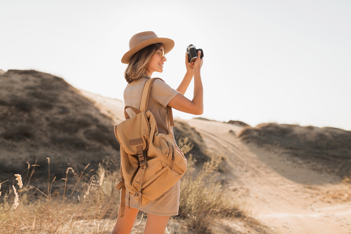 Desert travel. Одежда путешественника. Одежда для путешествия в пустыне. Фотоаппарат сафари. Одежда в пустыню сафари.