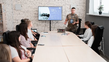 С любых высот — в любое пекло: о мужестве и отваге «голубых беретов» рассказали молодежи в преддверии праздника десантников
