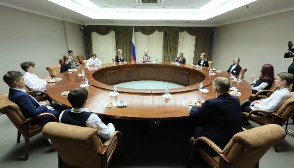 Полномочный представитель Президента России в Уральском федеральном округе Артём Жога в День защиты детей встретился со школьниками