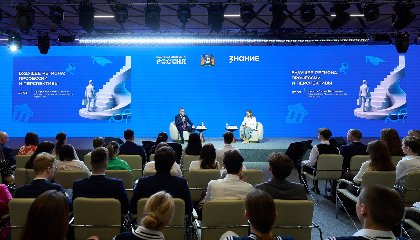 Губернатор Югры Руслан Кухарук пообщался со страшеклассниками Югры в формате открытого диалога